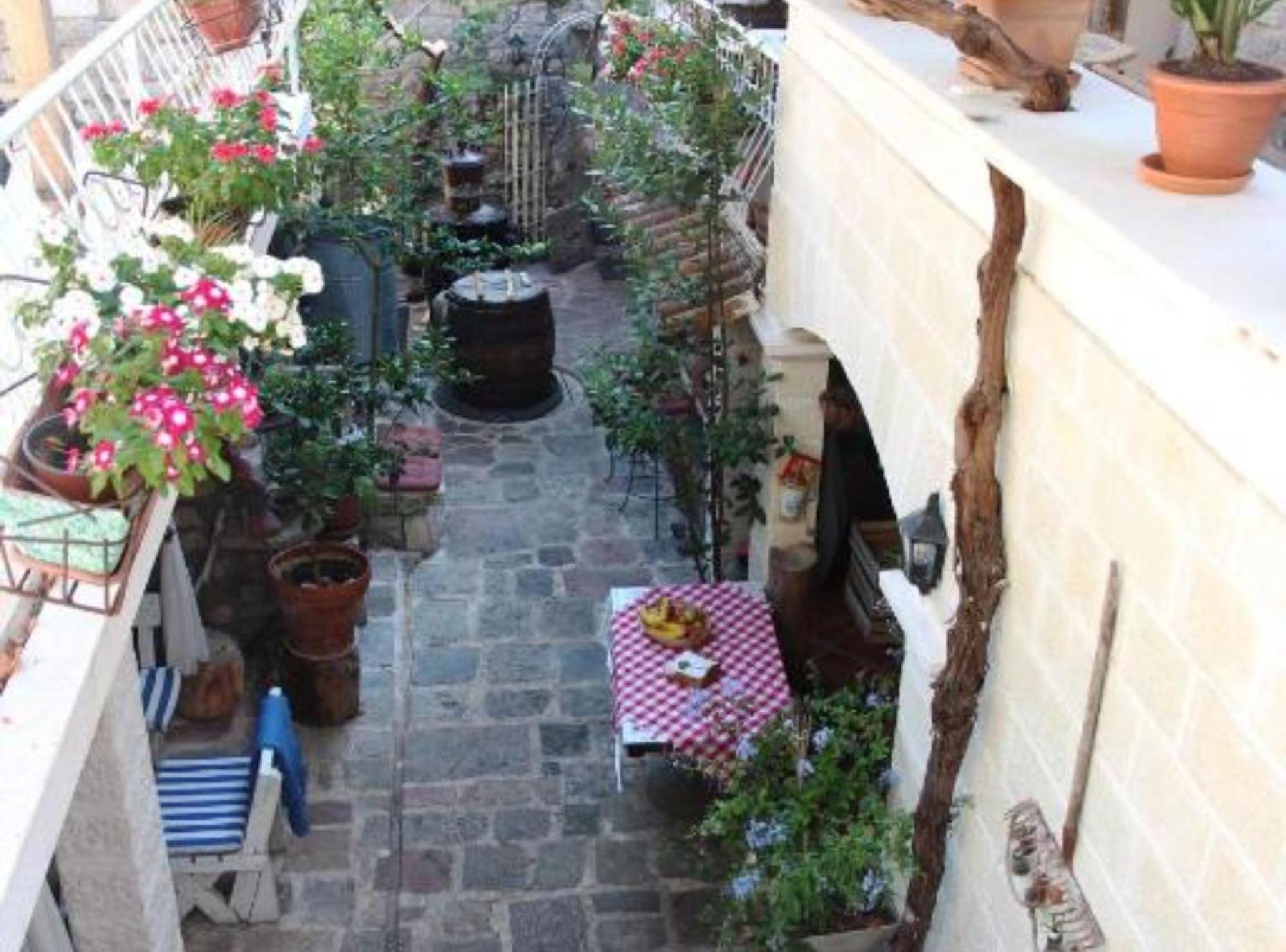 Quaint & Affordable In Traditional Stone House Gostinjska kuća *
