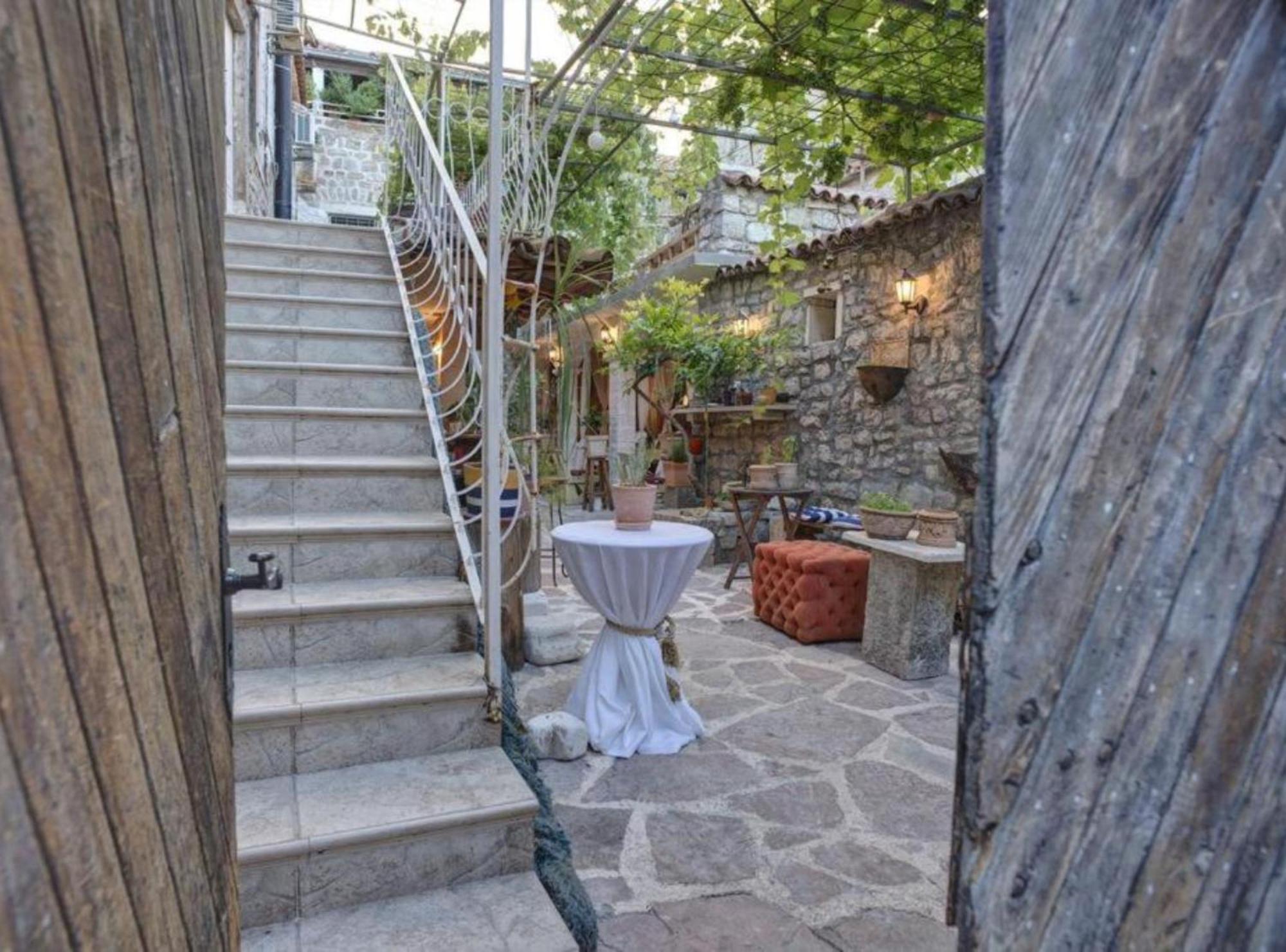 Gostinjska kuća Quaint & Affordable In Traditional Stone House